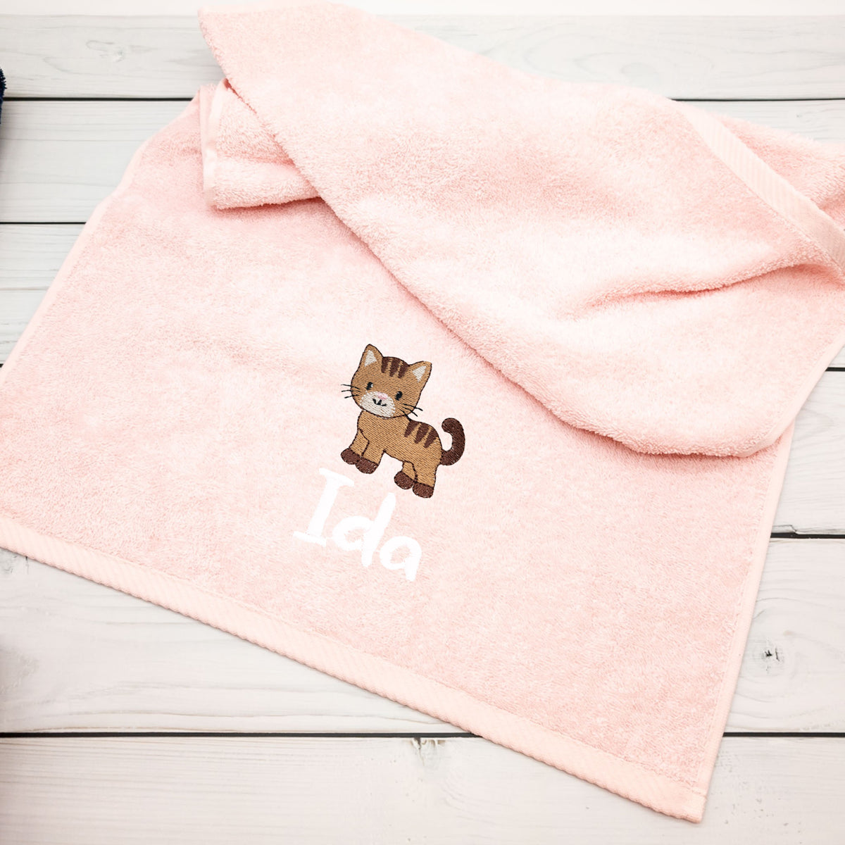 Personalisiertes Handtuch mit Katze und Name bestickt – 50 x 100cm