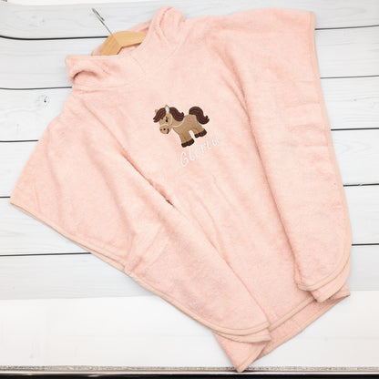 Badeponcho mit kleinem Pferd und Namen - Tolles Must Have für die Badezeit und kleine Pferdefans