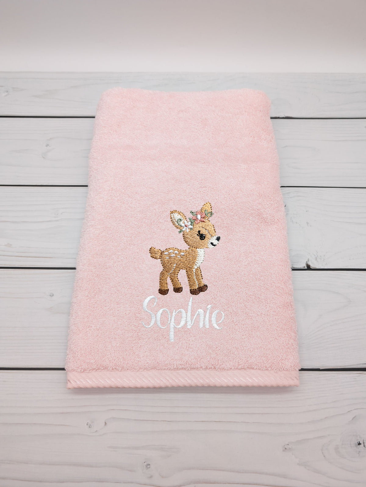 Personalisiertes Handtuch mit Reh und Name bestickt – 50 x 100cm