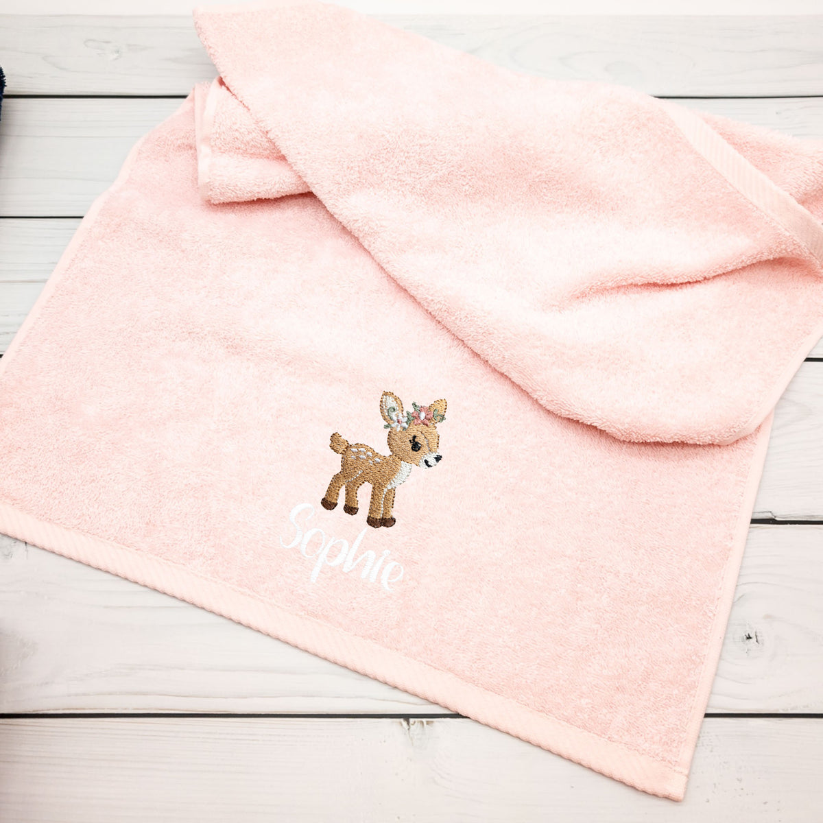 Personalisiertes Handtuch mit Reh und Name bestickt – 50 x 100cm