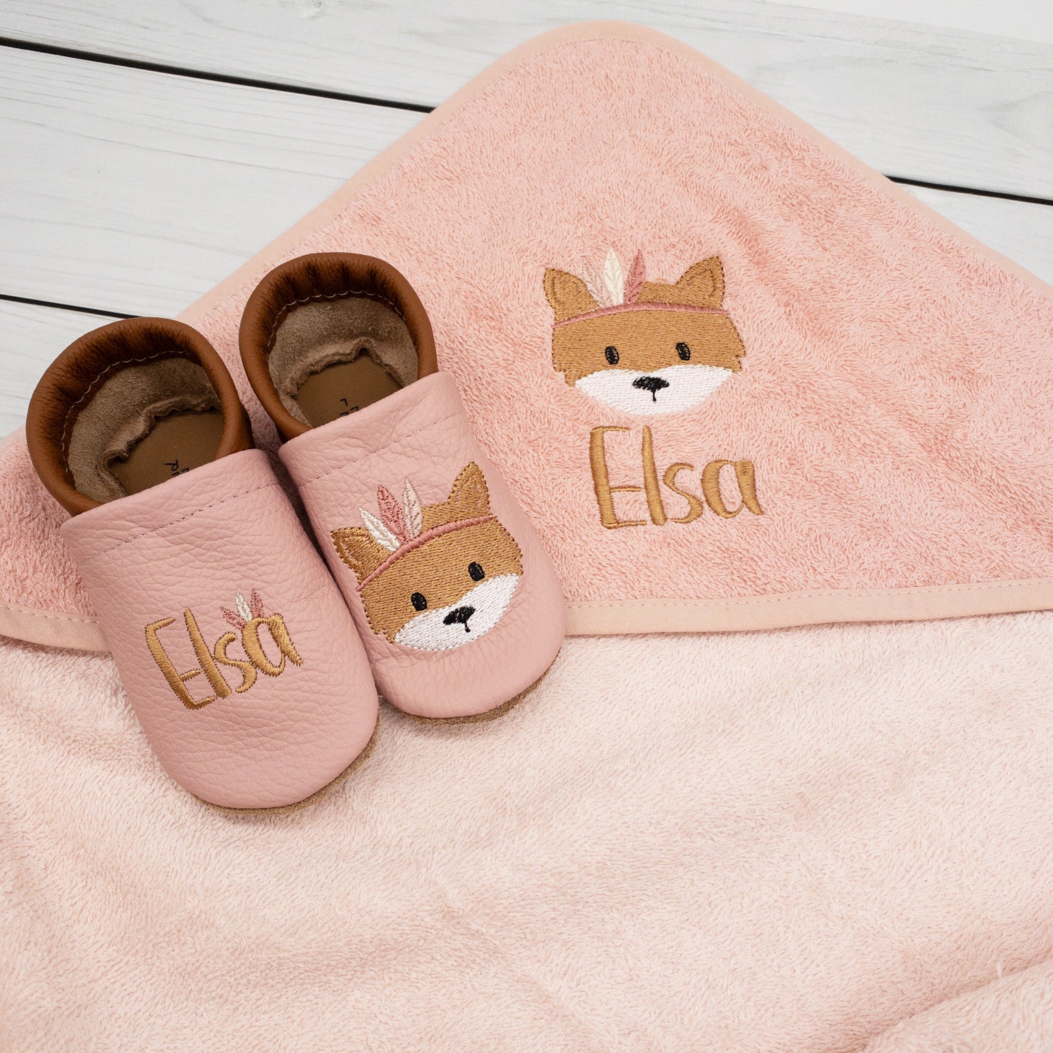 Geschenk-Set Boho Fuchs - Kapuzenhandtuch und Krabbelschuhe mit Namen