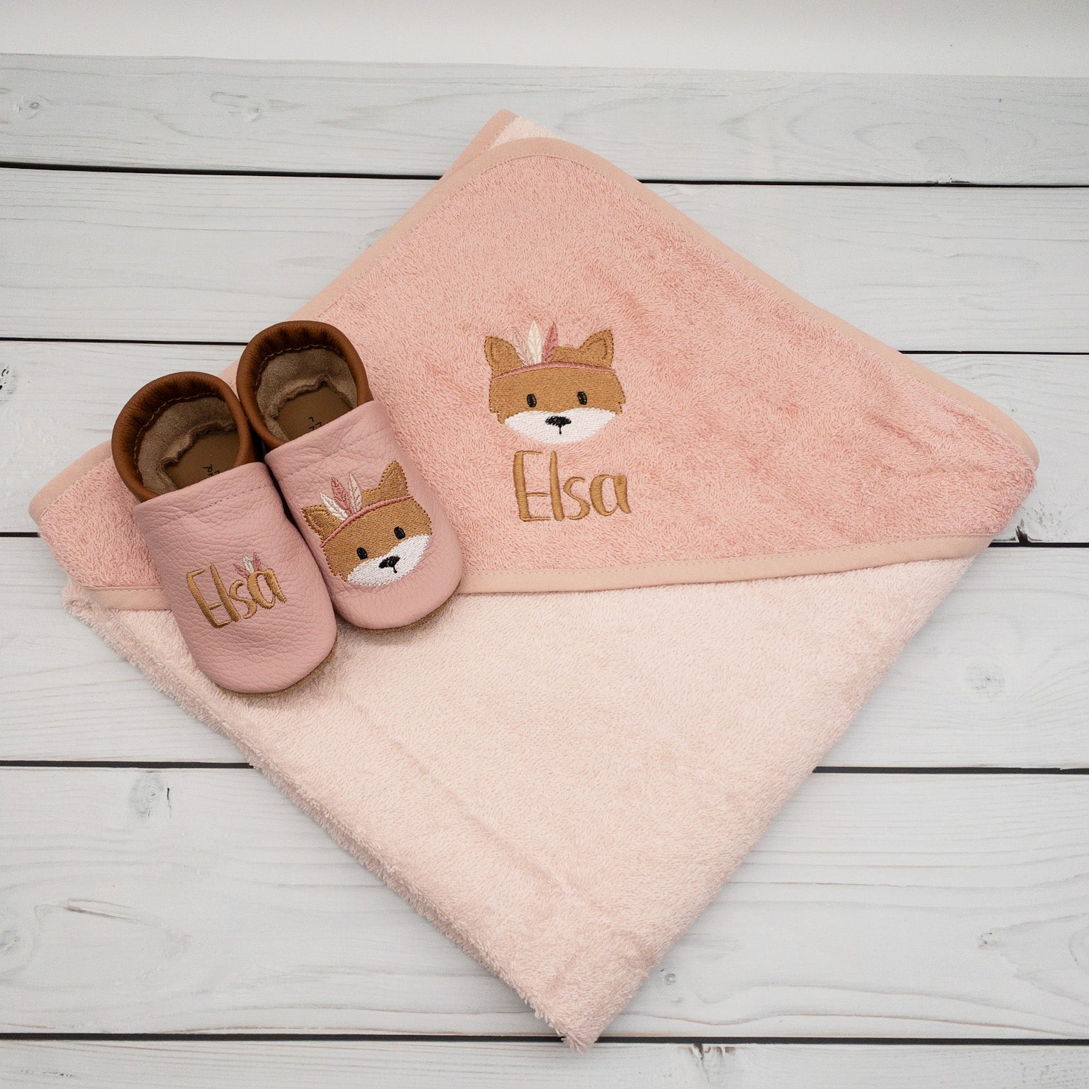 Geschenk-Set Boho Fuchs - Kapuzenhandtuch und Krabbelschuhe mit Namen