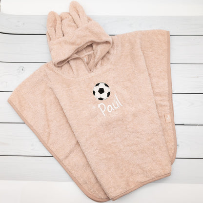 Badeponcho mit Name und Fußball bestickt – Personalisierter Kinderponcho für kleine Fußballfans